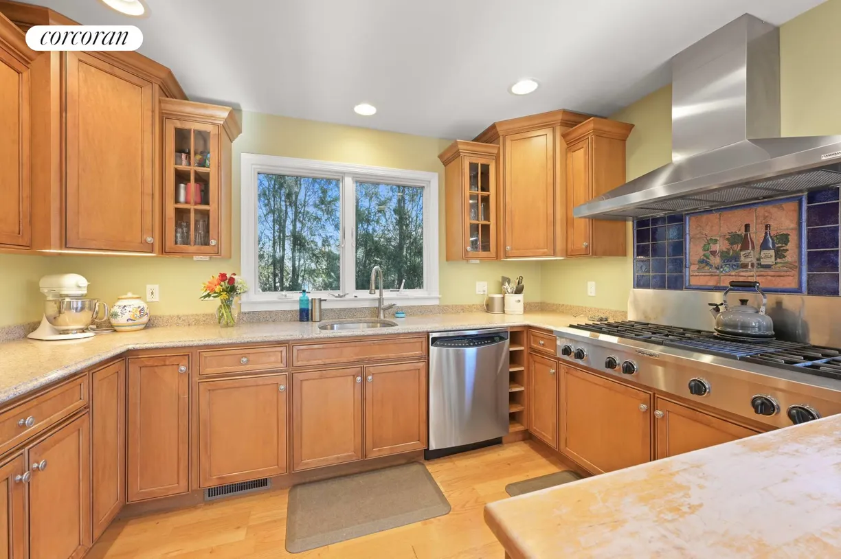 The Hamptons Real Estate | View 42 Jessup Avenue | room 14 | View 15