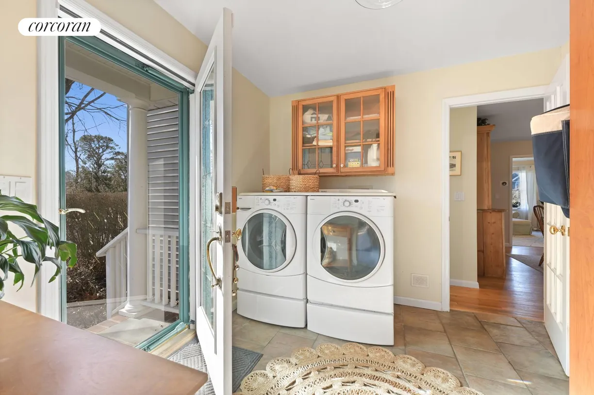 The Hamptons Real Estate | View 42 Jessup Avenue | room 21 | View 22