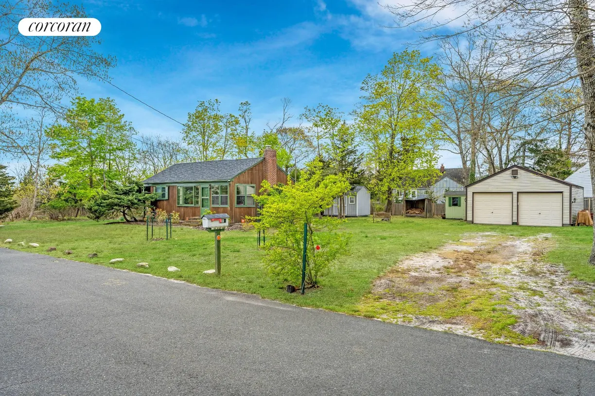The Hamptons Real Estate | View 65 King Avenue | 2 Beds, 1 Bath