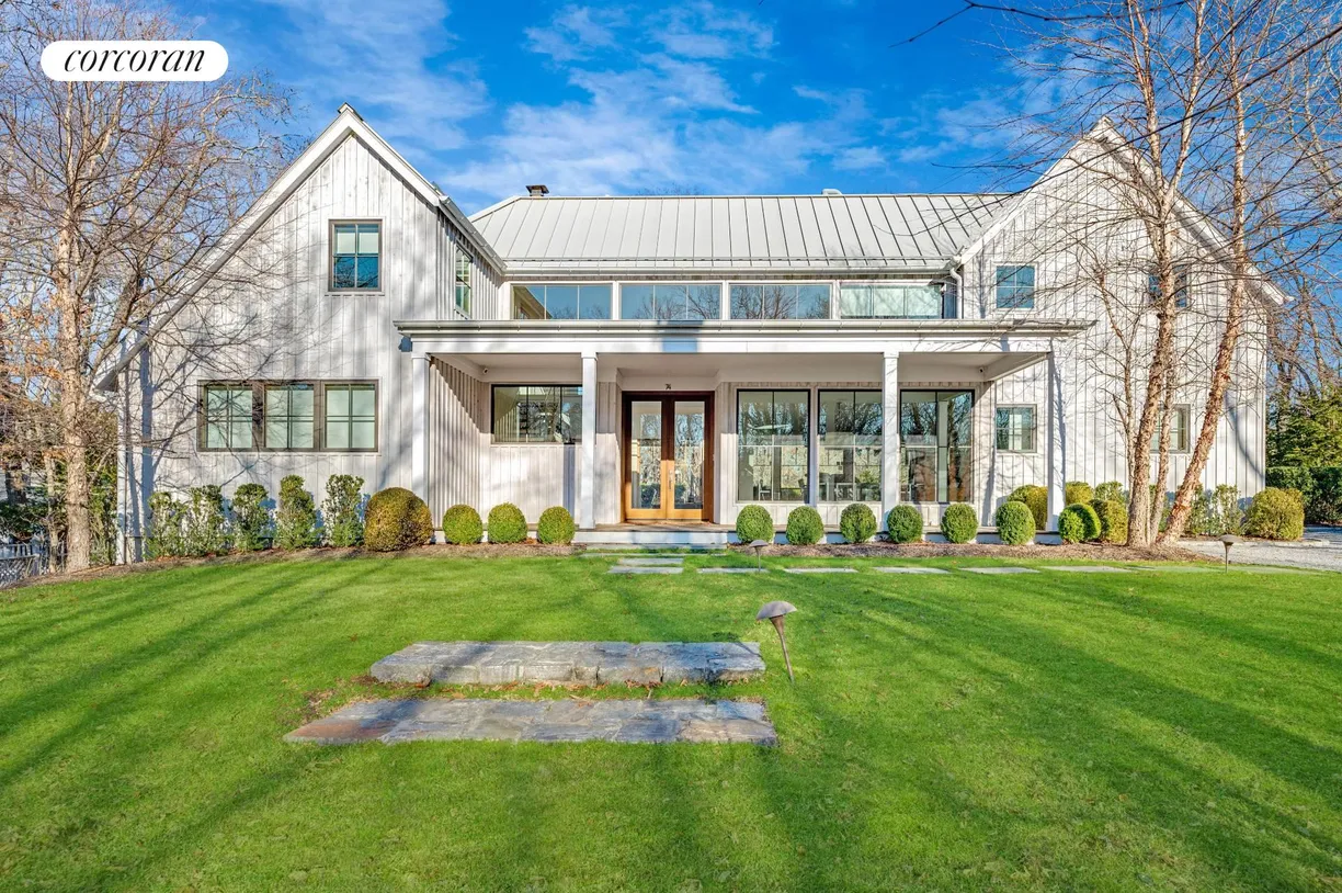 The Hamptons Real Estate | View 74 Hillside Drive East | 6 Beds, 7 Baths