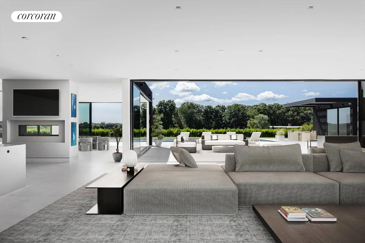 The Hamptons Real Estate | View 394 Seven Ponds Towd Road | room 1