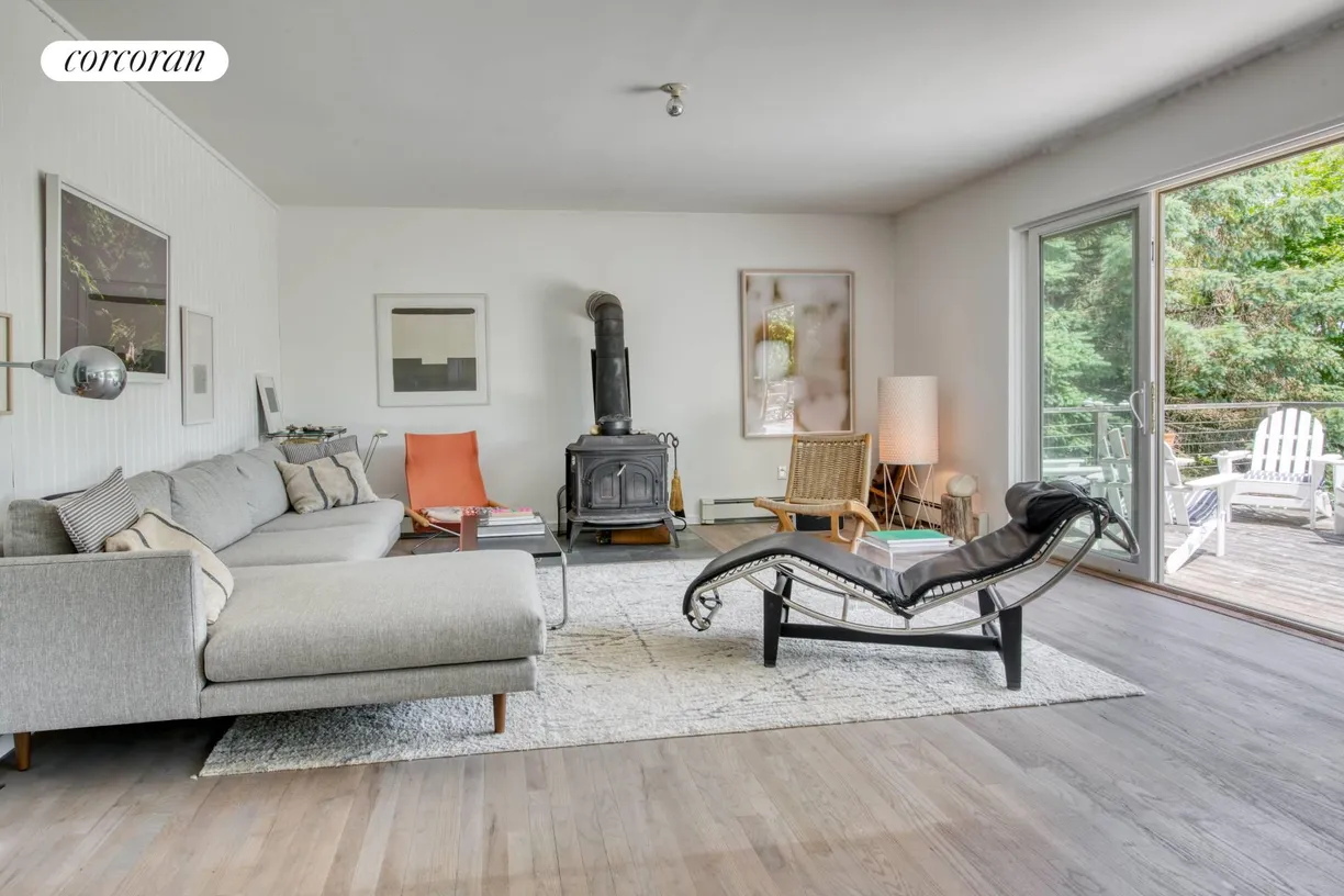 The Hamptons Real Estate | View 22 North Ferndale Place | Livingroom