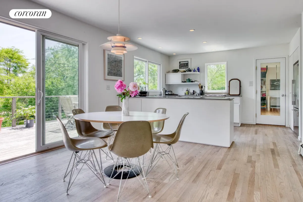 The Hamptons Real Estate | View 22 North Ferndale Place | DR Kitchen