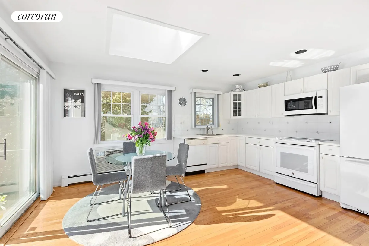The Hamptons Real Estate | View 3 Crestview Drive | Eat-in-Kitchen | View 5