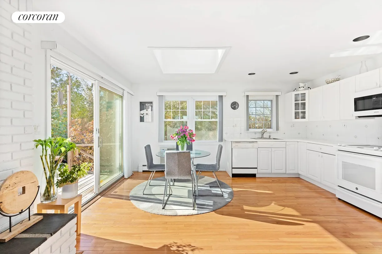 The Hamptons Real Estate | View 3 Crestview Drive | Eat-in-Kitchen | View 6