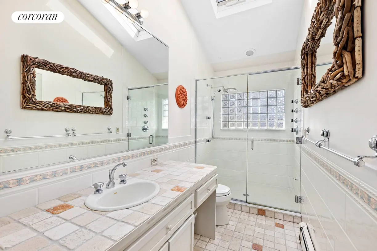 The Hamptons Real Estate | View 3 Crestview Drive | Full Bath | View 7