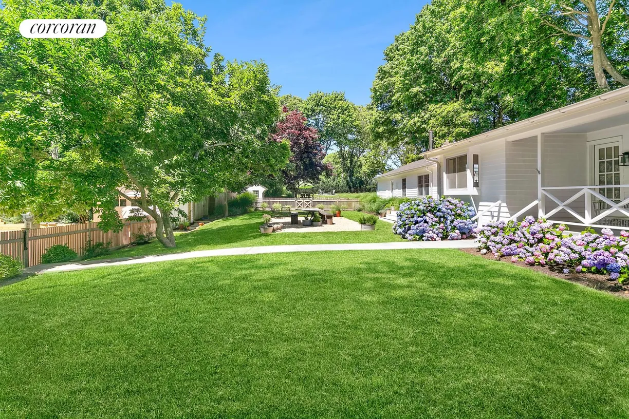 The Hamptons Real Estate | View 82 North Cartwright Road | room 2