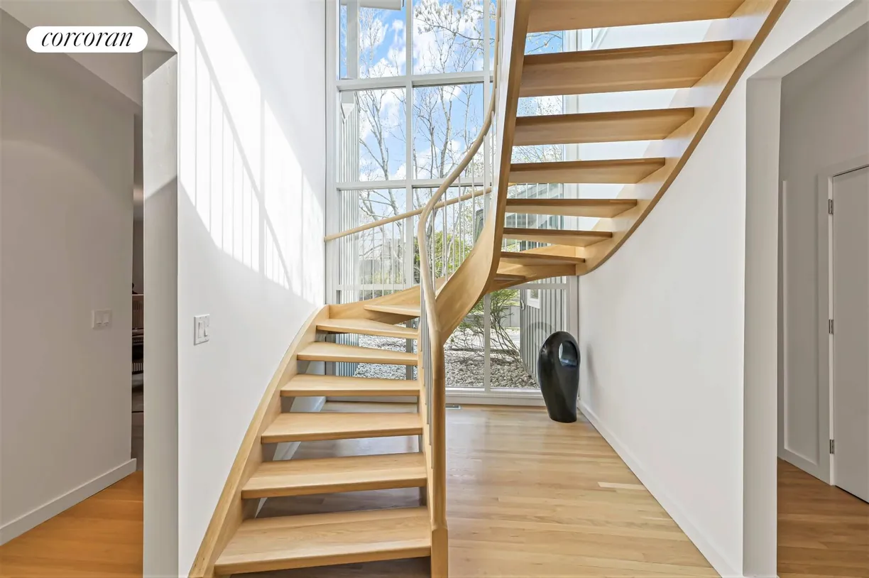 The Hamptons Real Estate | View 1 Carver Street | room 2