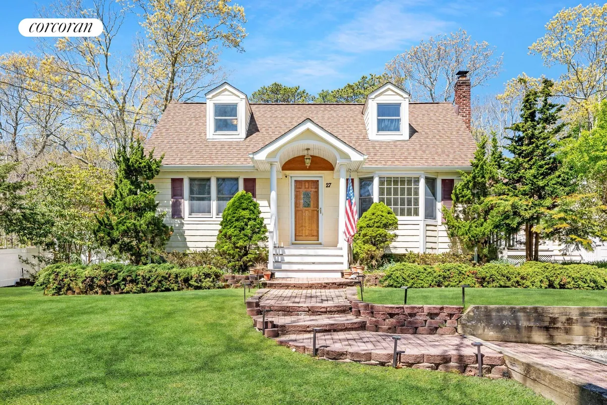 The Hamptons Real Estate | View 27 Summit Blvd. | 4 Beds, 2 Baths