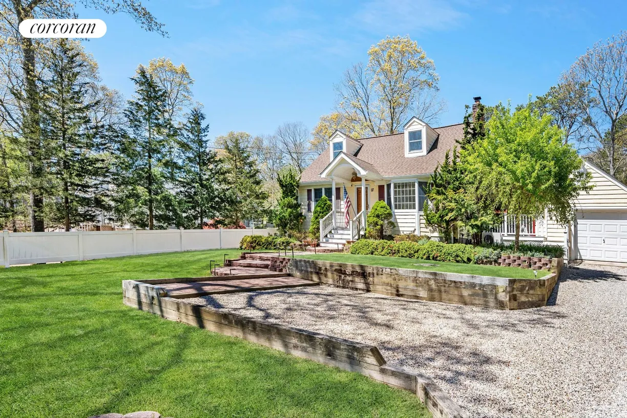 The Hamptons Real Estate | View 27 Summit Blvd. | room 2