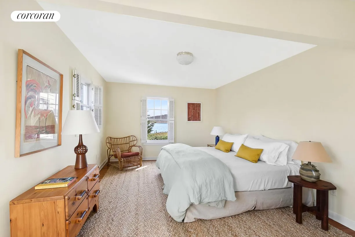 The Hamptons Real Estate | View 14 Montclair | room 2