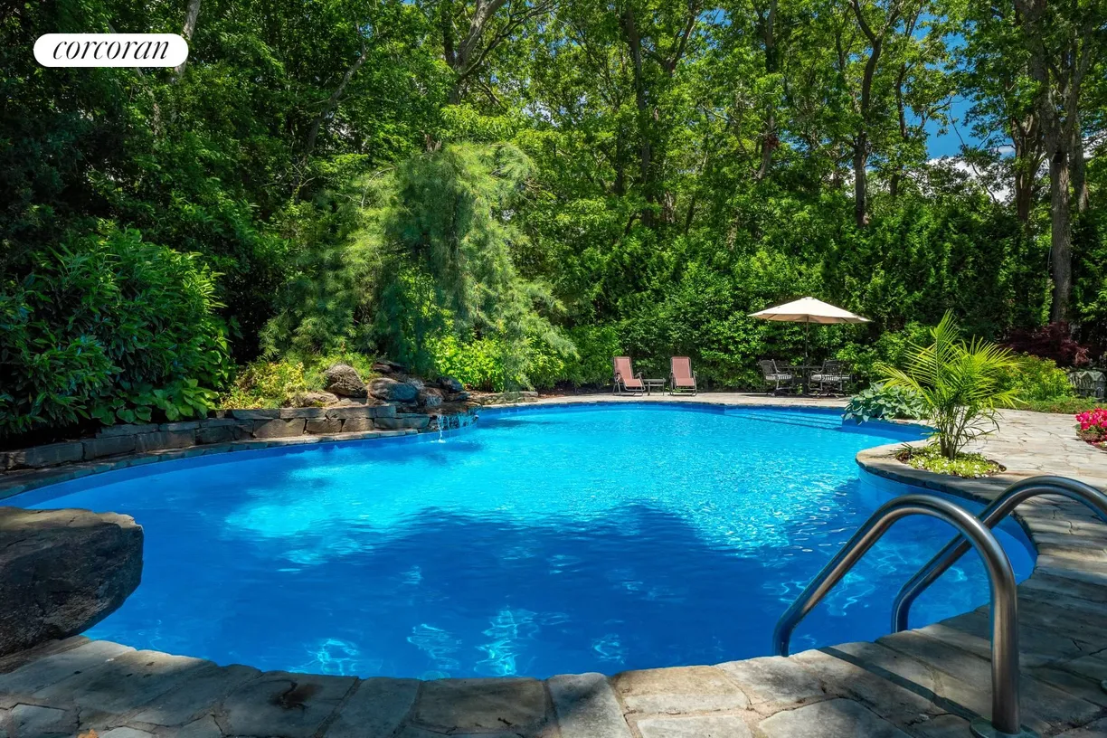 The Hamptons Real Estate | View 19 East Brook Road | 4 Beds, 5 Baths