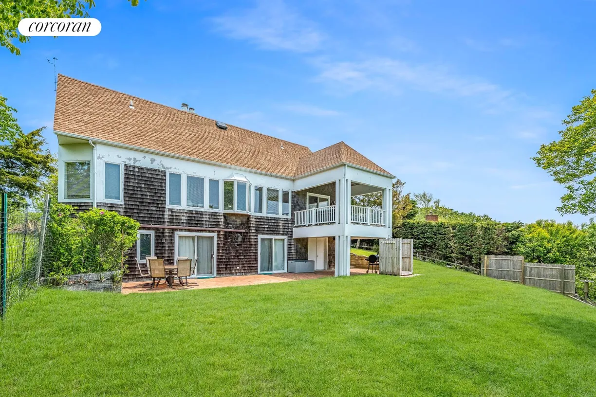 The Hamptons Real Estate | View  | room 2