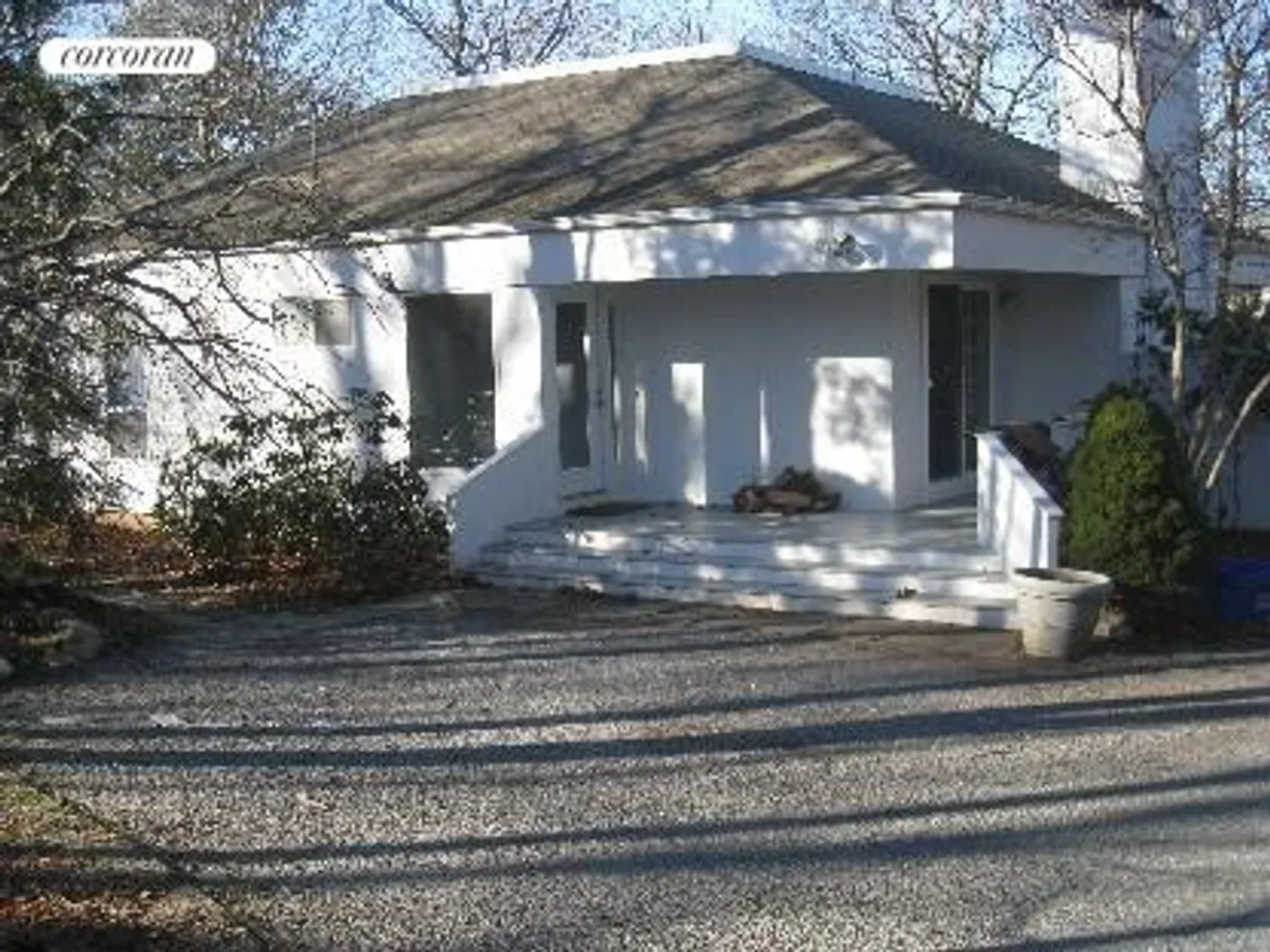 The Hamptons Real Estate | View 32 Jonathan Drive | 3 Beds, 2 Baths