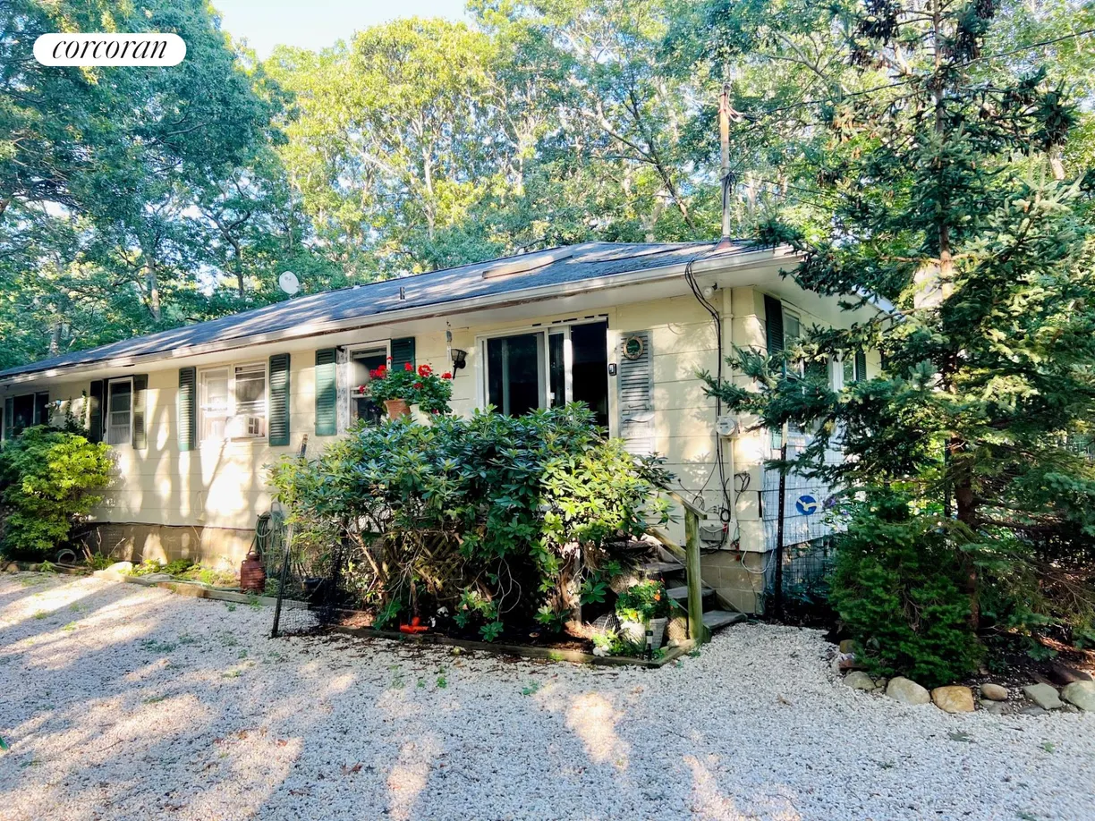 The Hamptons Real Estate | View 25 Washington Avenue | 4 Beds, 2 Baths