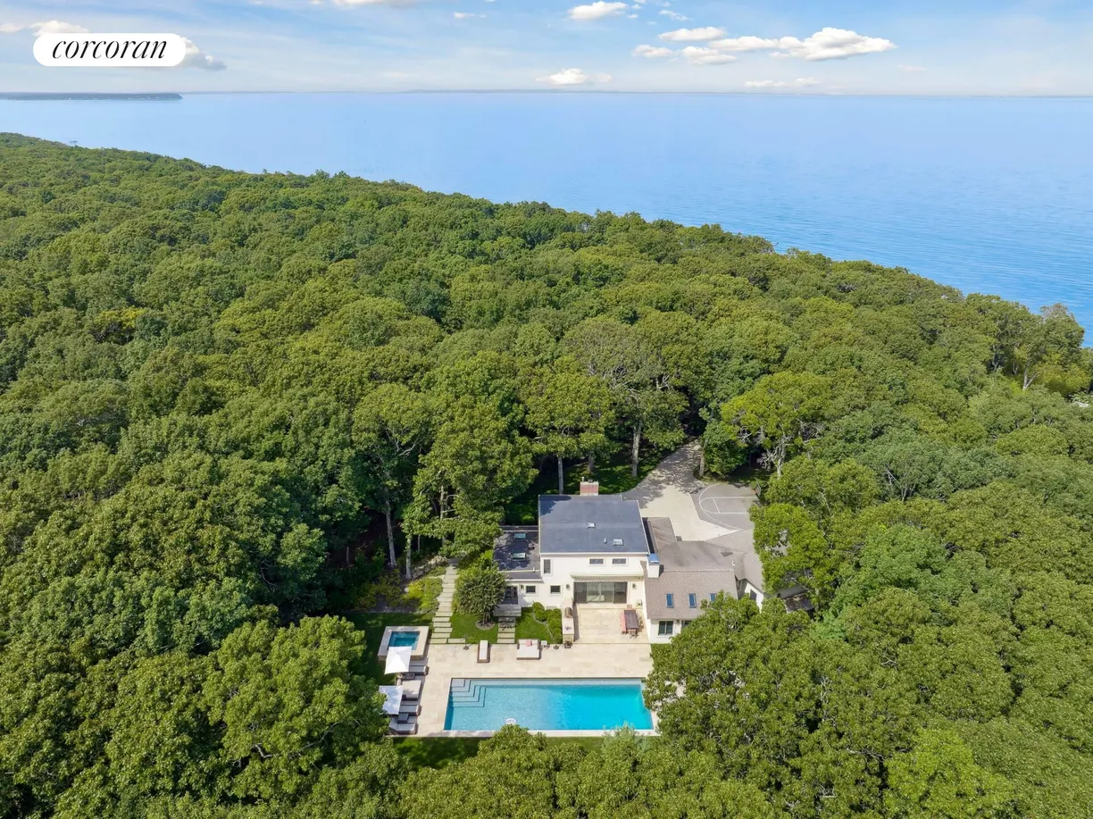 The Hamptons Real Estate | View 61 Hedges Banks Drive | 4 Beds, 3 Baths