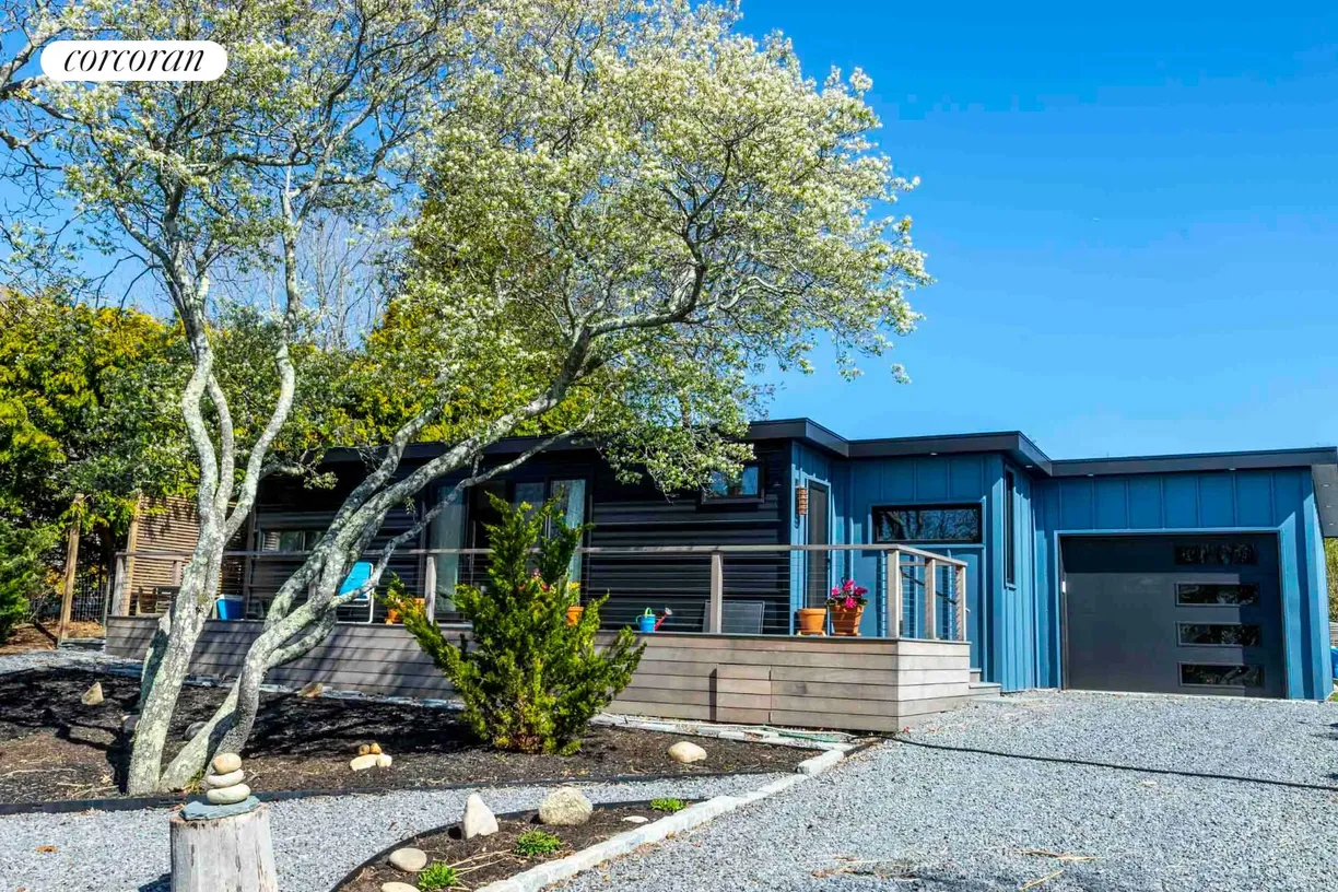 The Hamptons Real Estate | View 99 Bryan Road | room 2