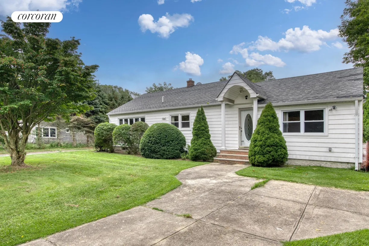 The Hamptons Real Estate | View 65 North Midway Road | room 1