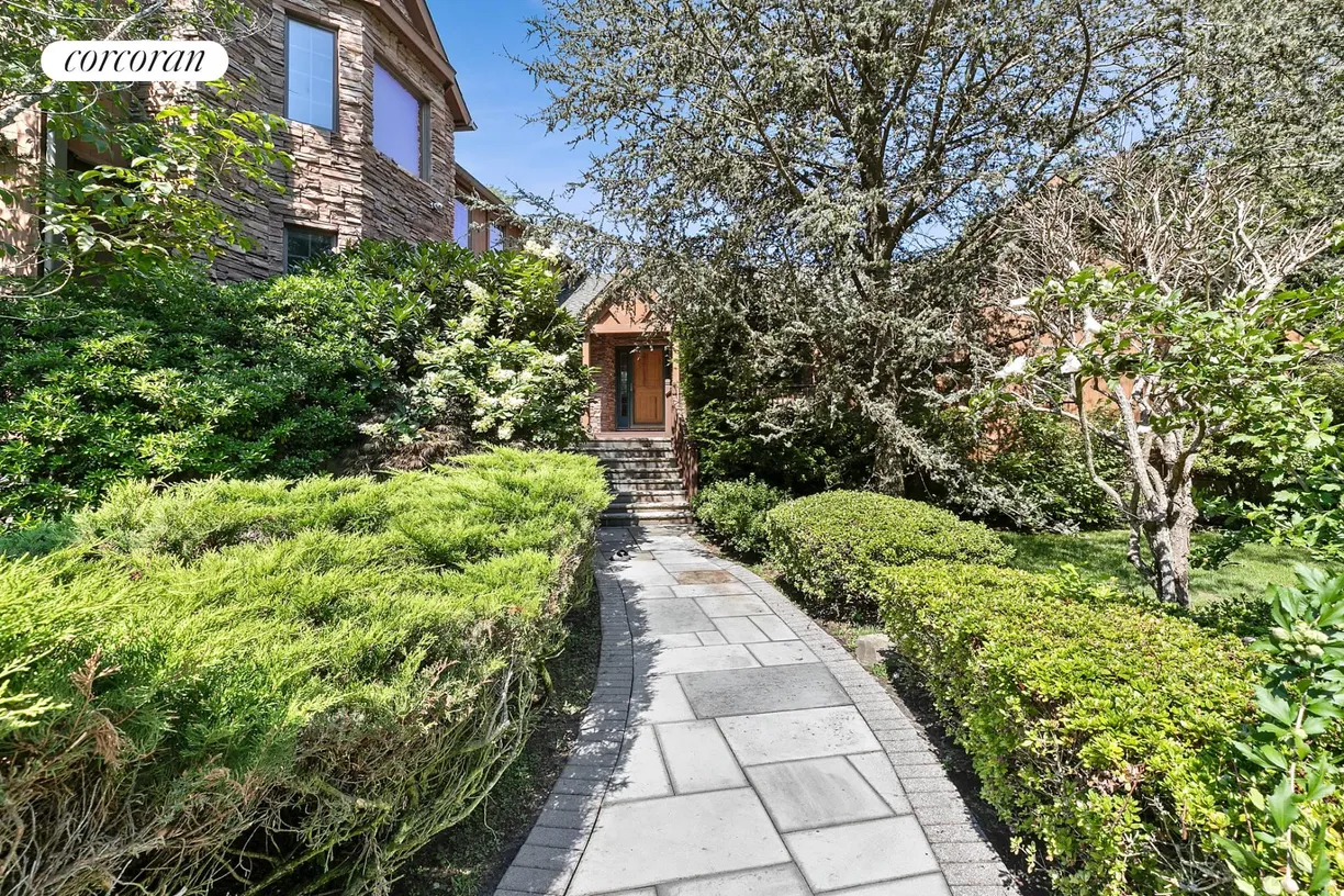 The Hamptons Real Estate | View 311 Sandpiper Lane | room 1