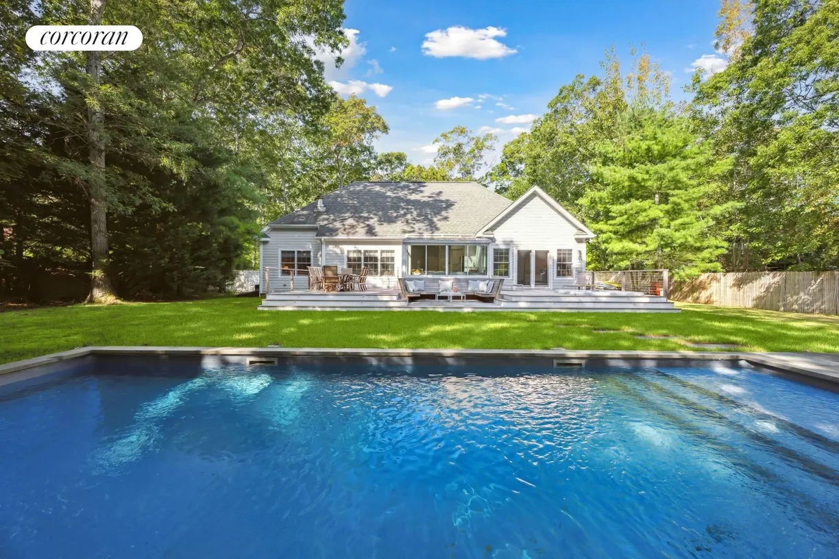 The Hamptons Real Estate | View 253 Norfolk Drive | 3 Beds, 2 Baths