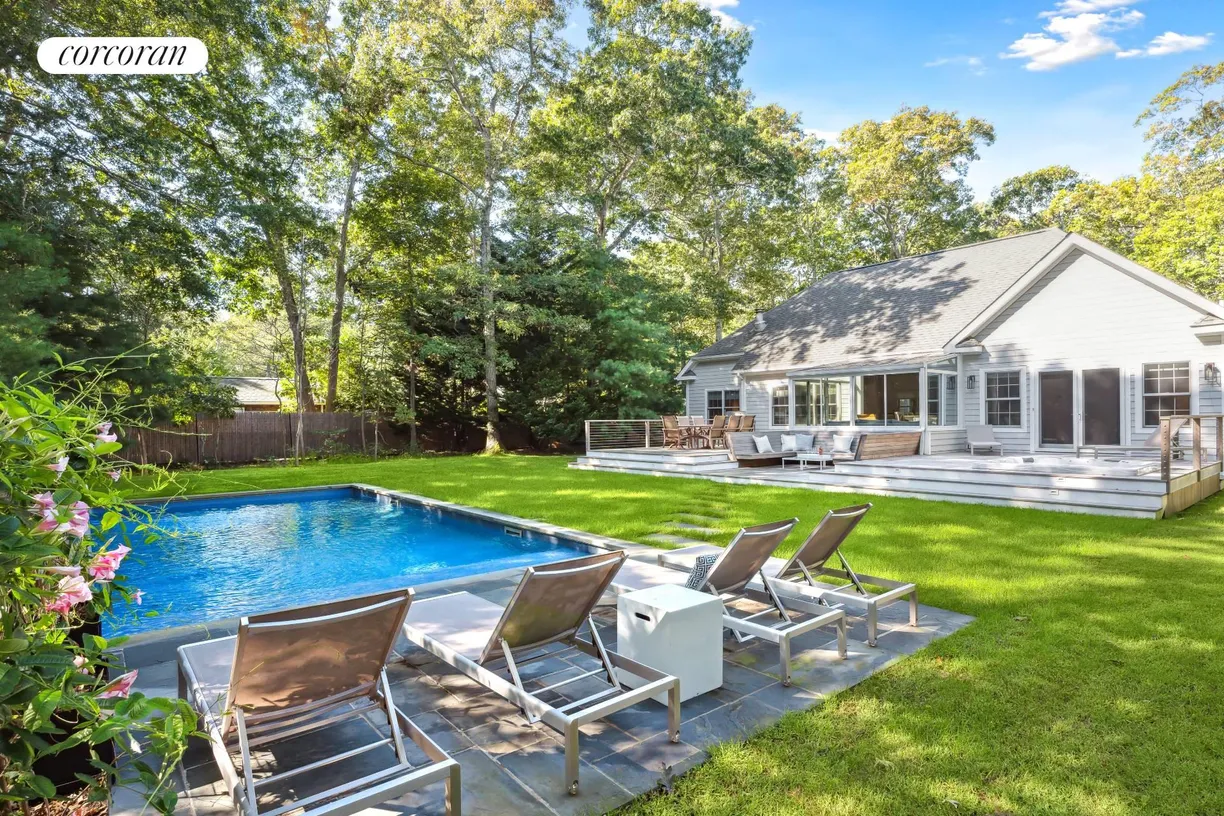 The Hamptons Real Estate | View 253 Norfolk Drive | room 1