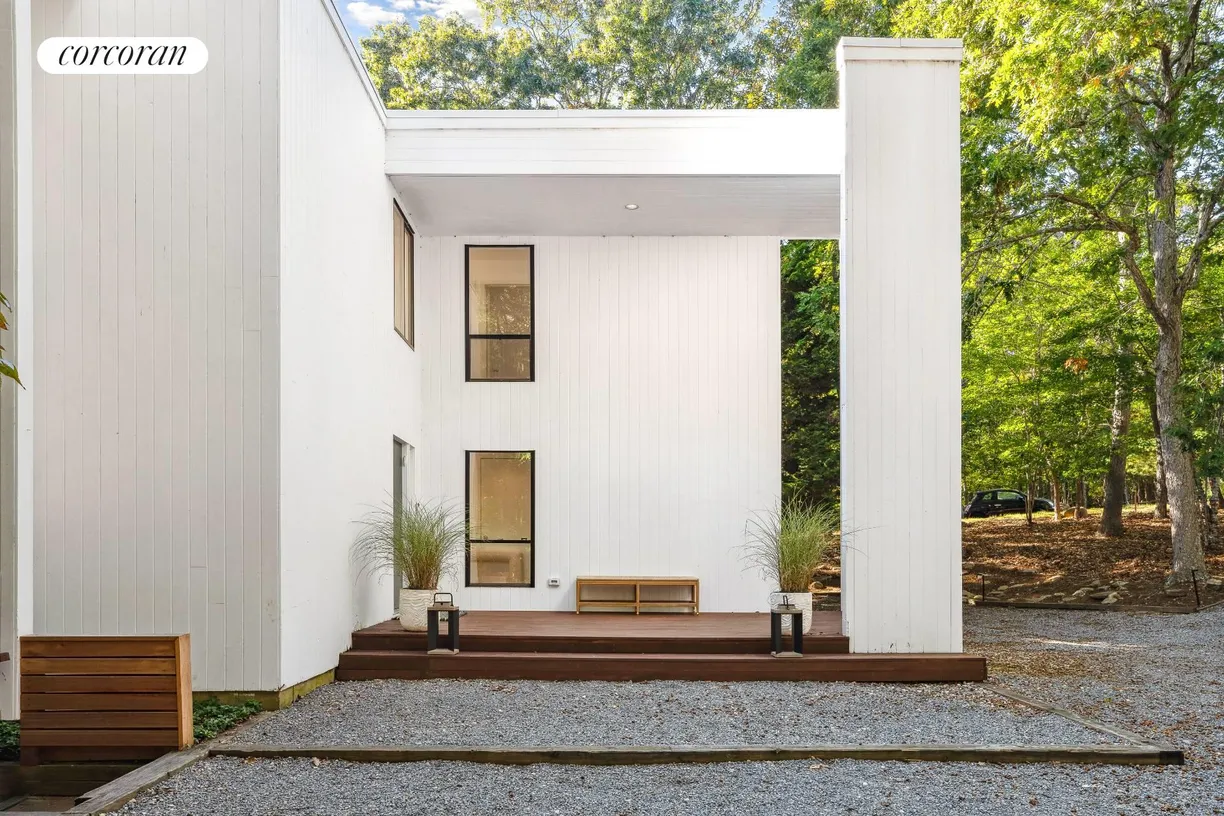 The Hamptons Real Estate | View 3 North Pass Road | room 2