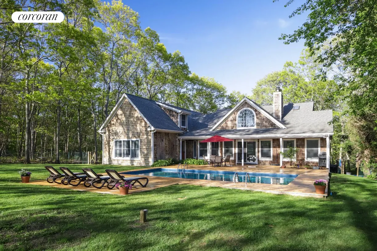 The Hamptons Real Estate | View  | room 2
