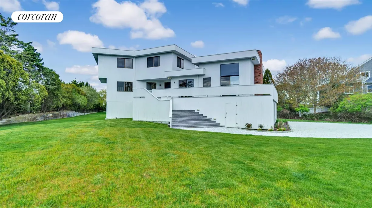 The Hamptons Real Estate | View 8 Stacy Drive | 3 Beds, 2 Baths