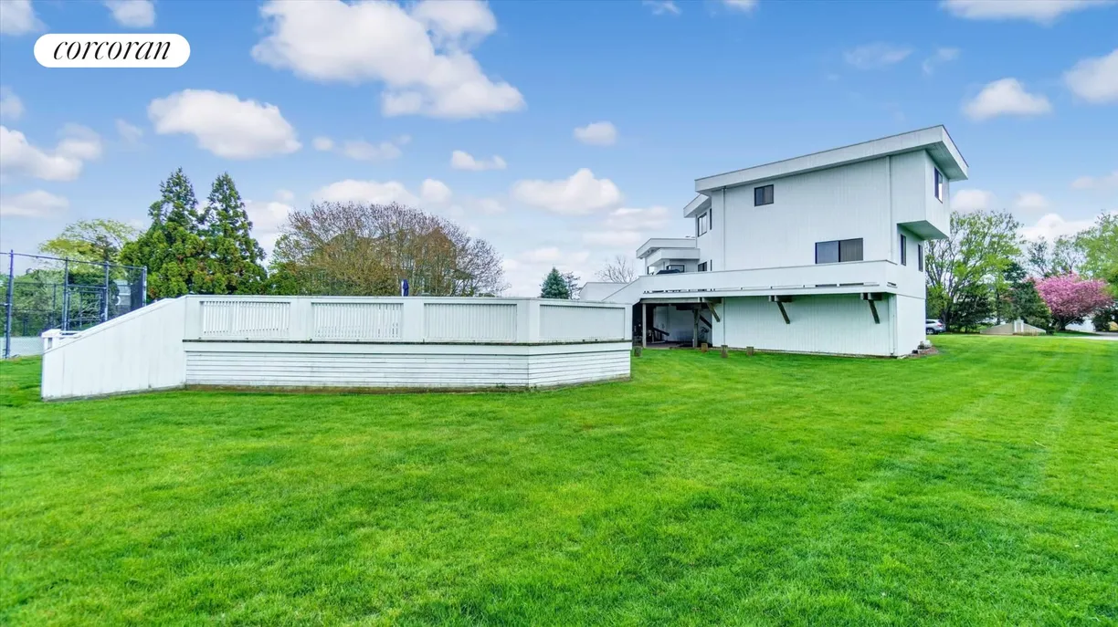 The Hamptons Real Estate | View 8 Stacy Drive | room 2