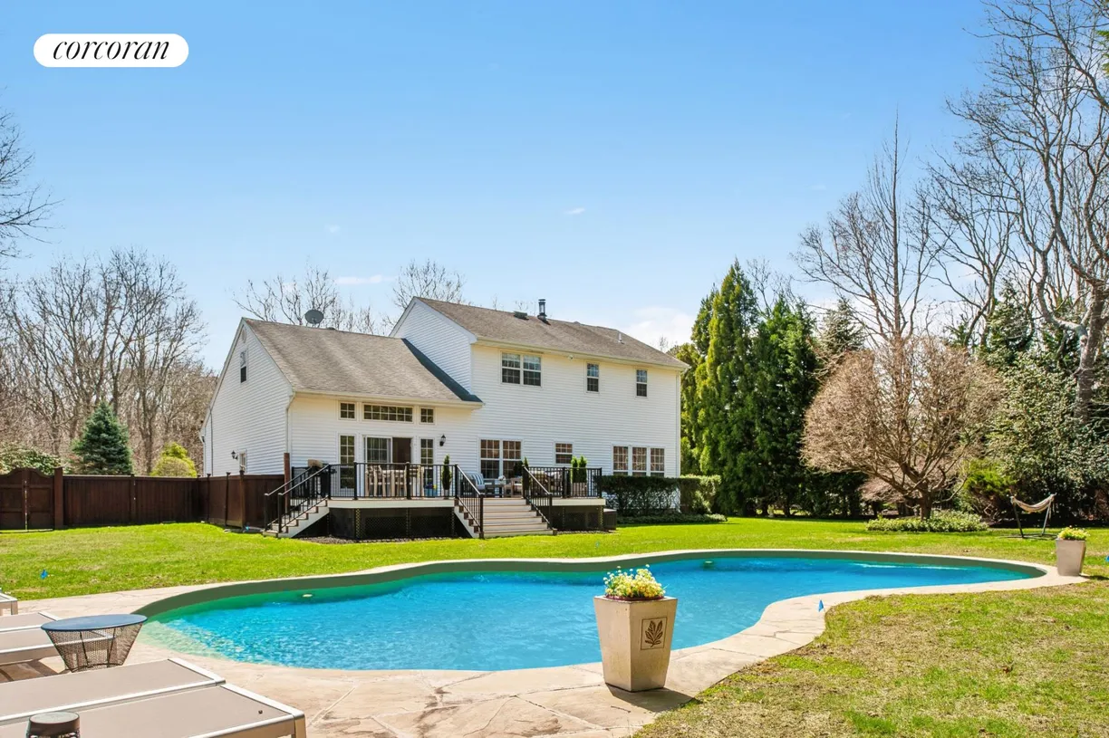 The Hamptons Real Estate | View 39 Hollow Lane | 5 Beds, 3 Baths
