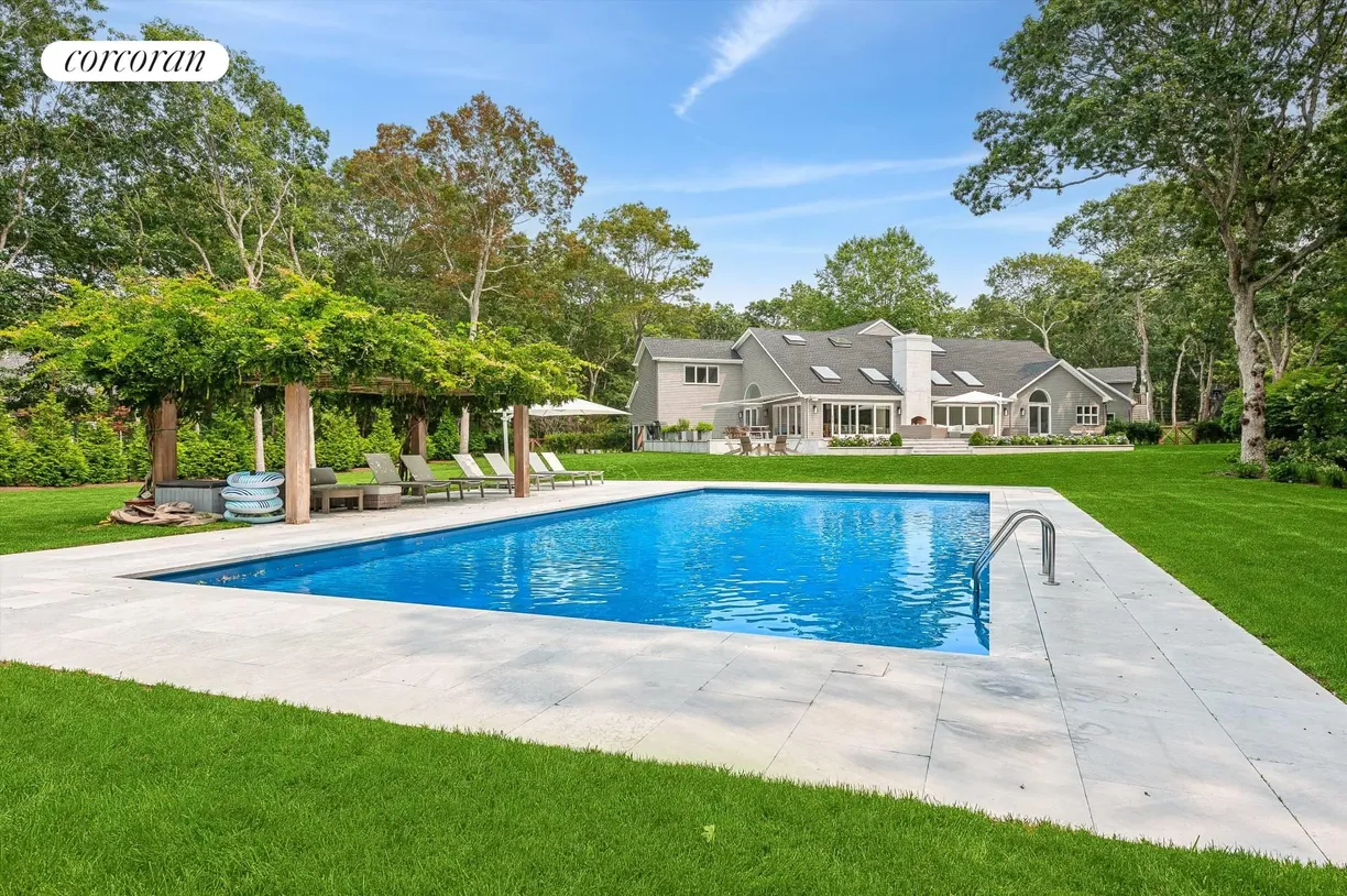 The Hamptons Real Estate | View 28 Old Meeting House Road | room 2