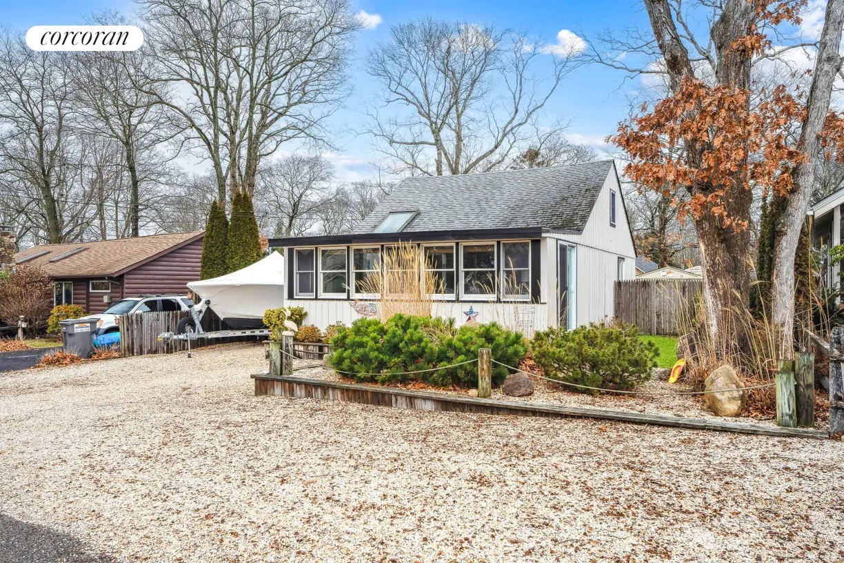 The Hamptons Real Estate | View 58 Pine Neck Avenue | 2 Beds, 1 Bath