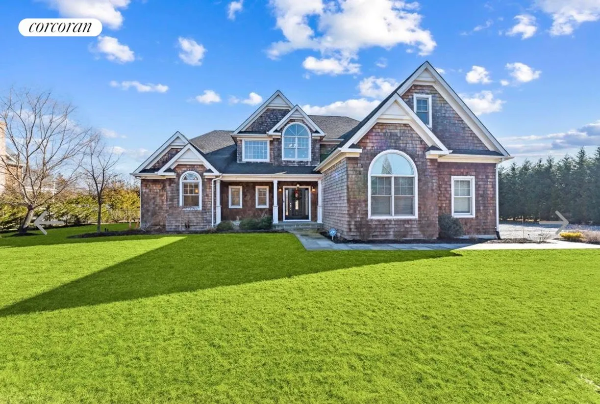 The Hamptons Real Estate | View 29 Willowood Court | 4 Beds, 5 Baths