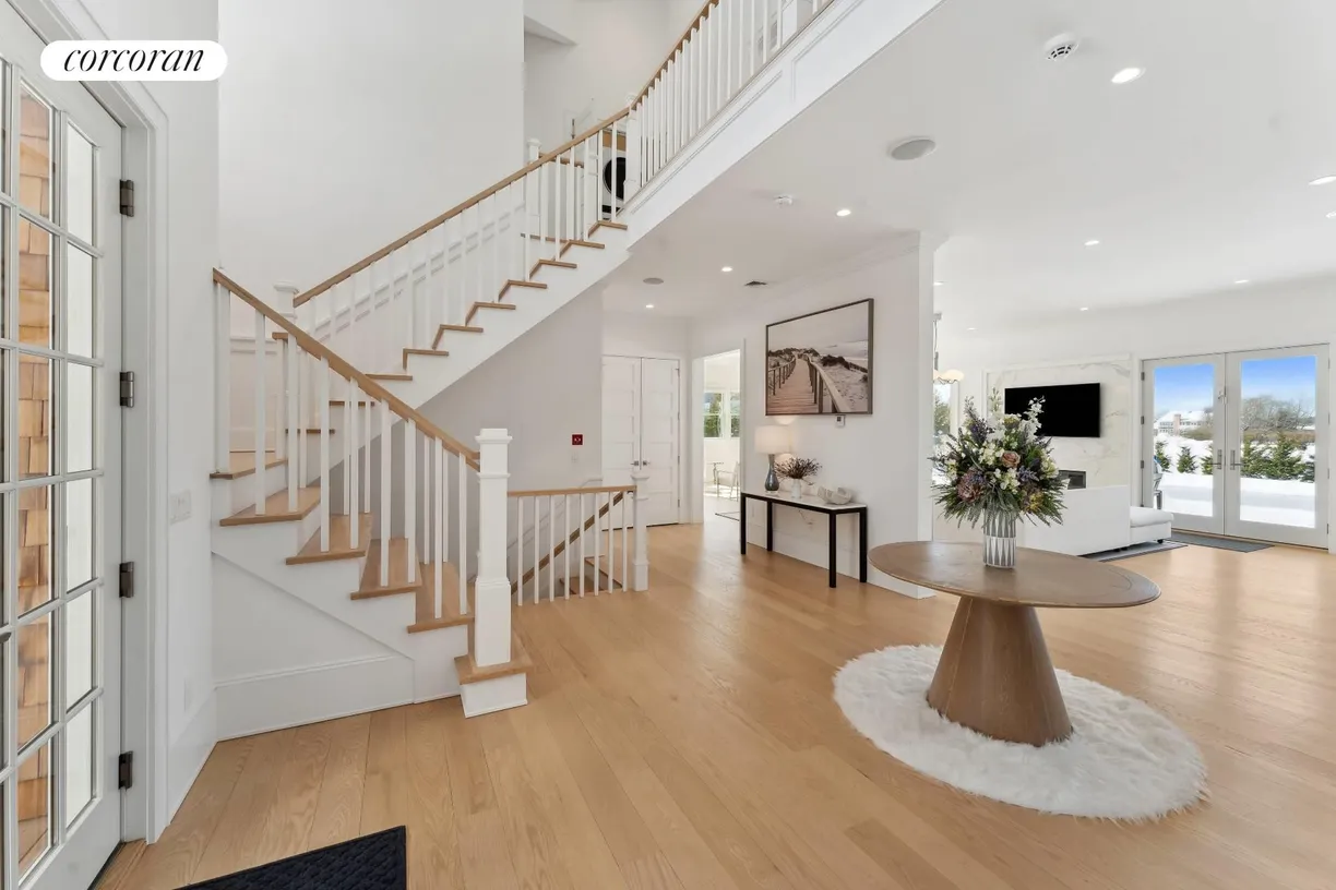 The Hamptons Real Estate | View 25 Winding Way | room 2