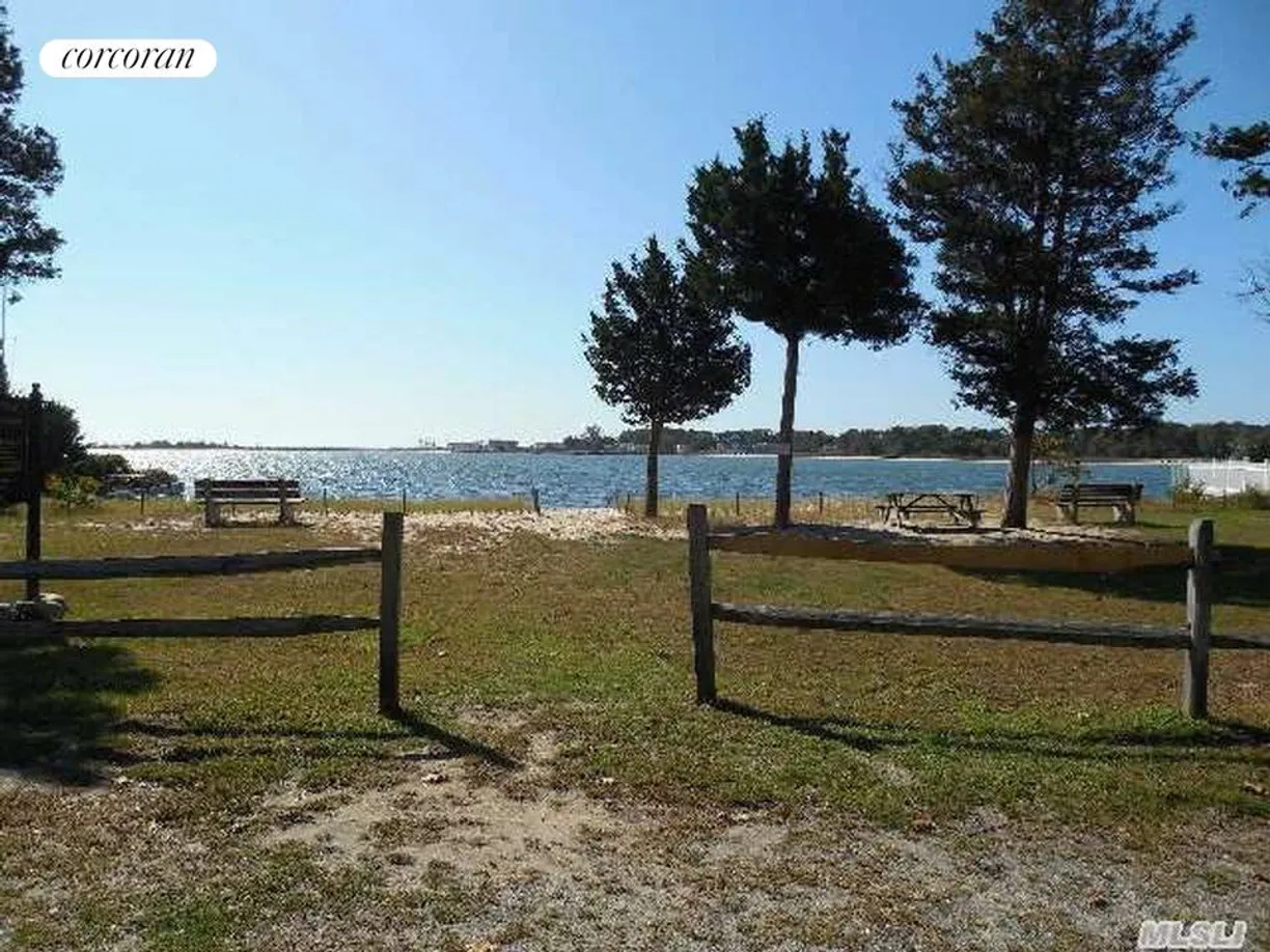 The Hamptons Real Estate | View 11 Oak Lane | 4 Beds, 2 Baths