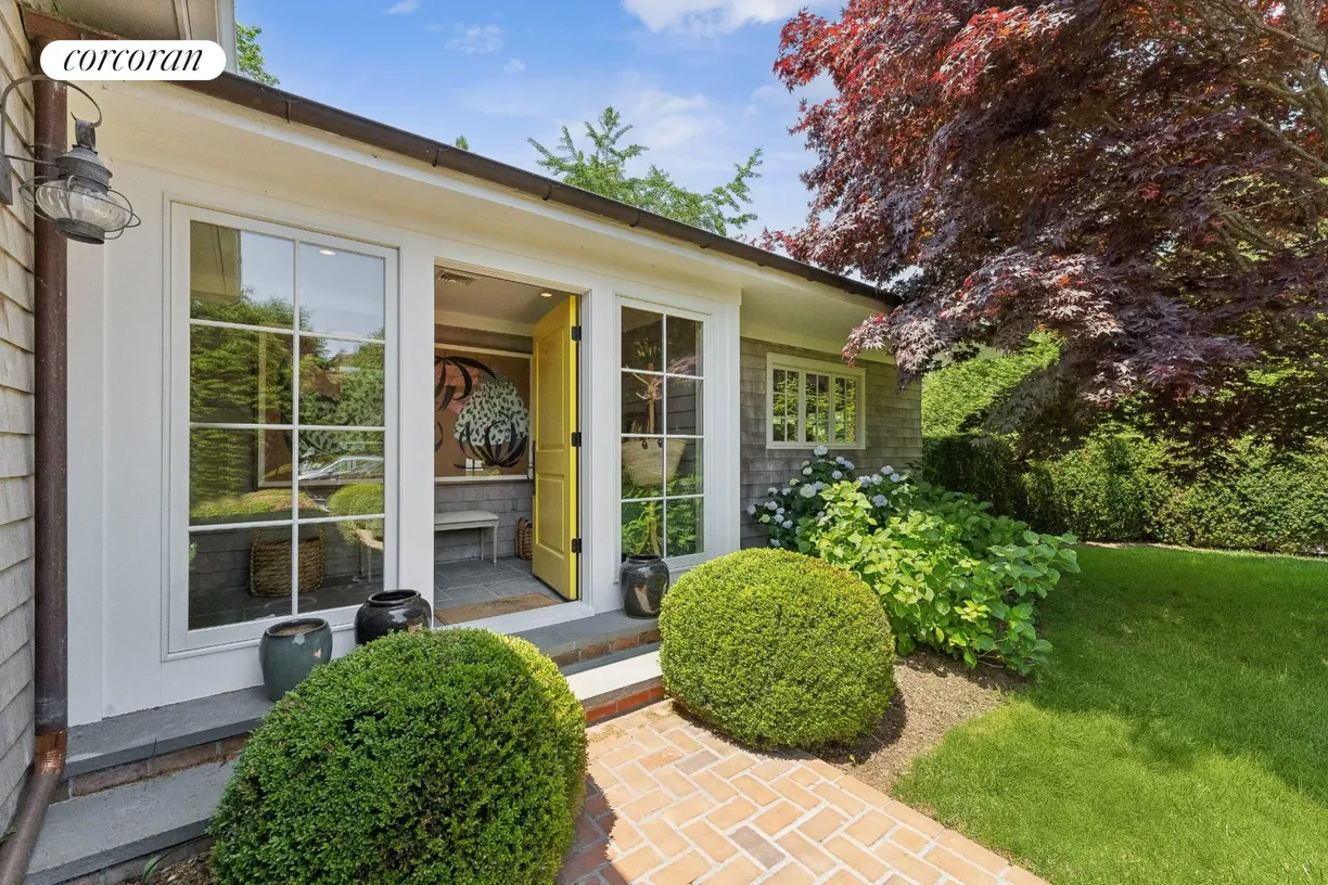 The Hamptons Real Estate | View 209 Main Street | room 2