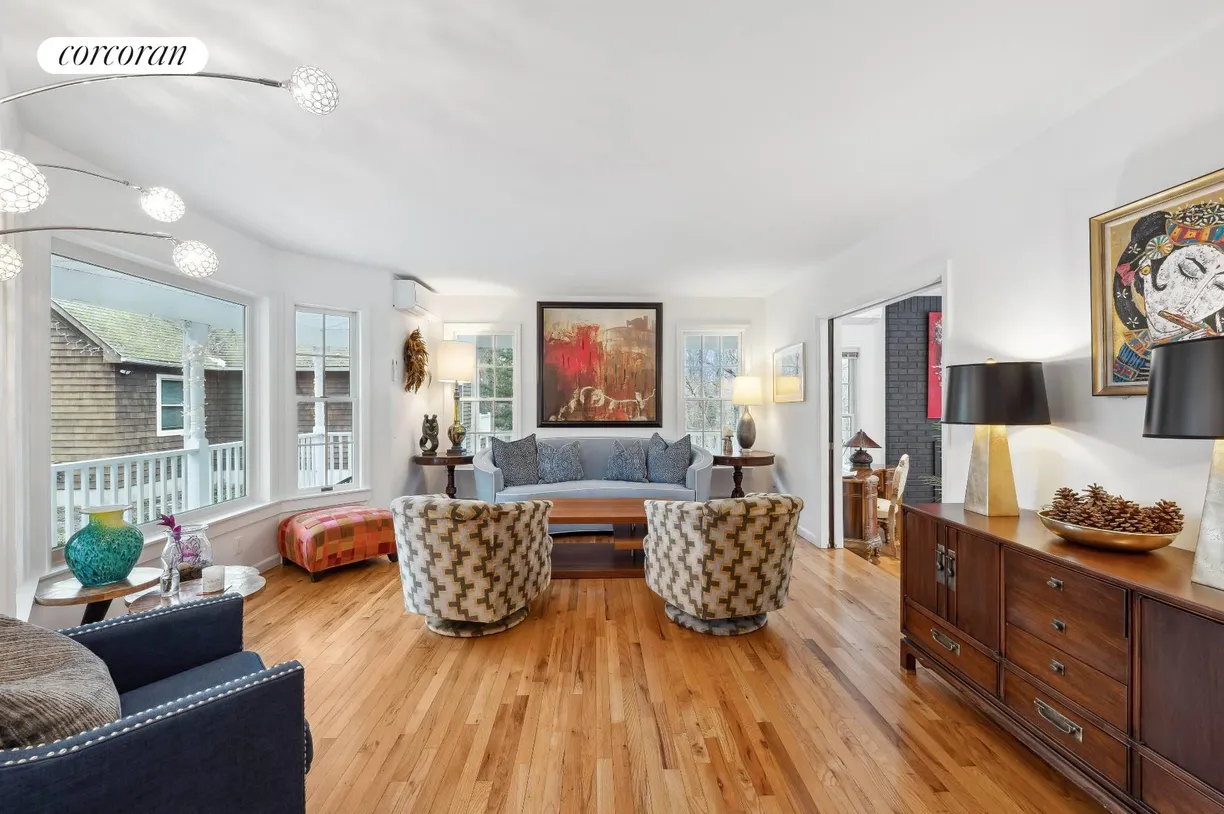 The Hamptons Real Estate | View 73 Glenview Drive | 4 Beds, 4 Baths