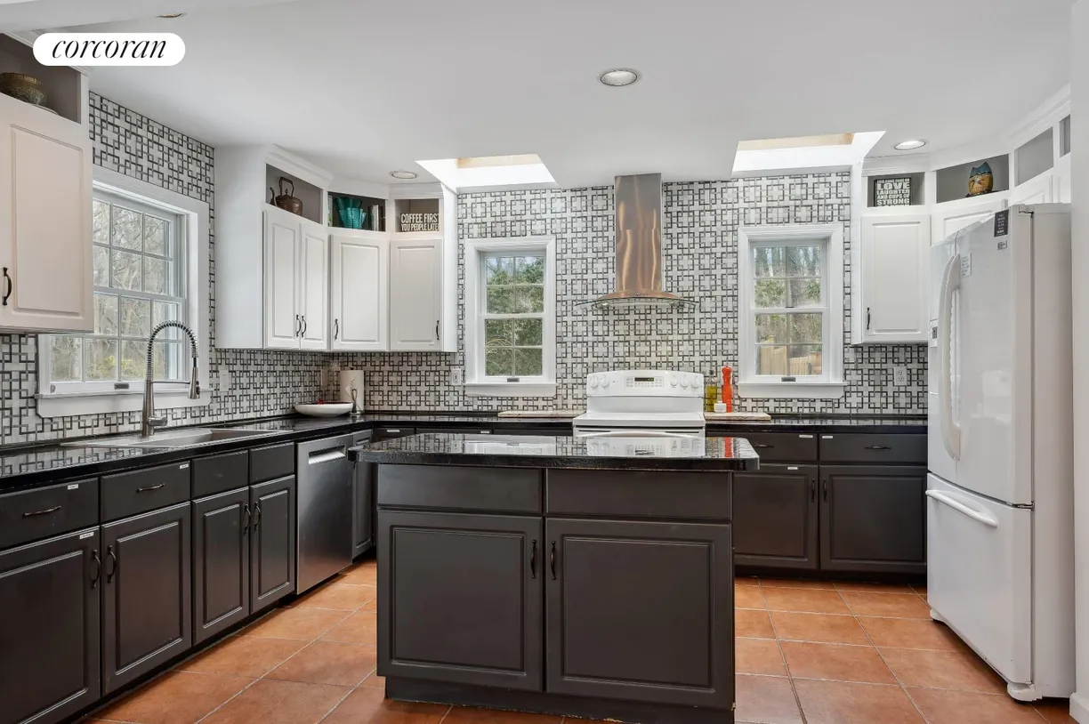 The Hamptons Real Estate | View 73 Glenview Drive | room 1