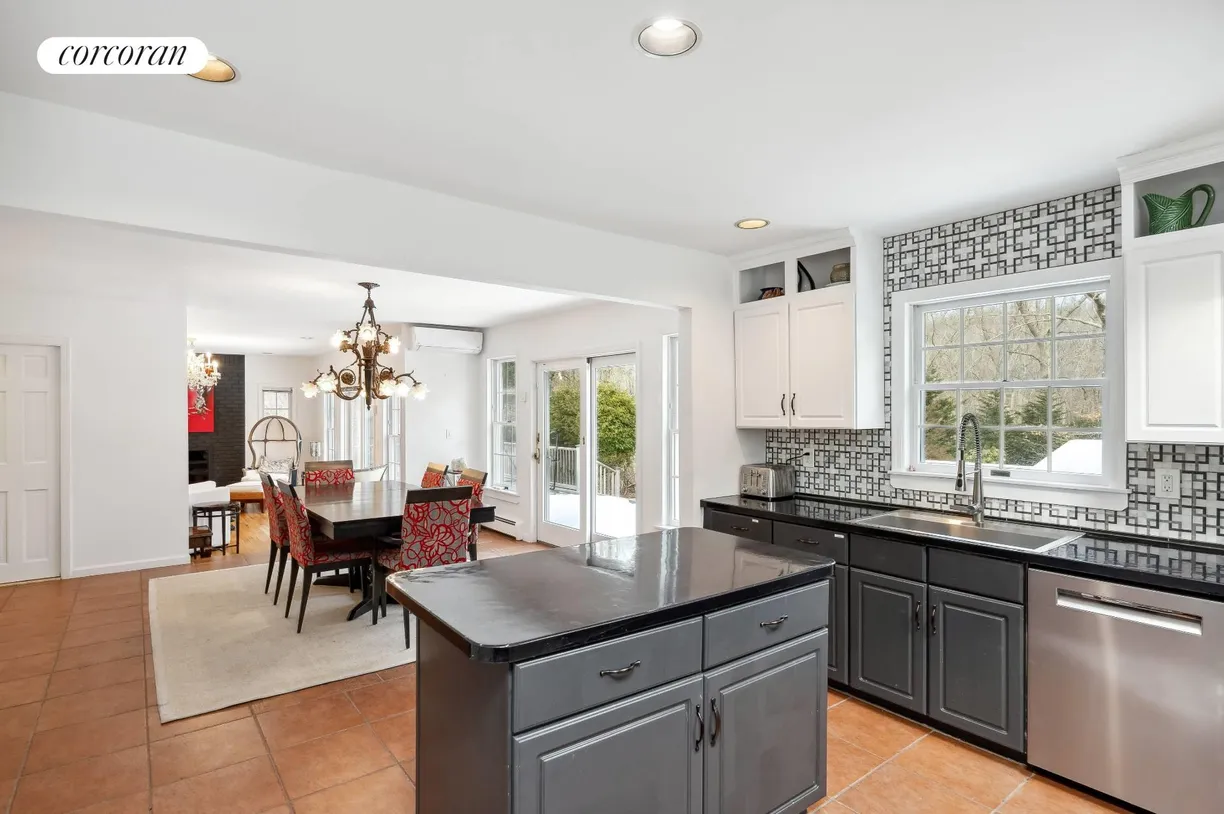 The Hamptons Real Estate | View 73 Glenview Drive | room 2
