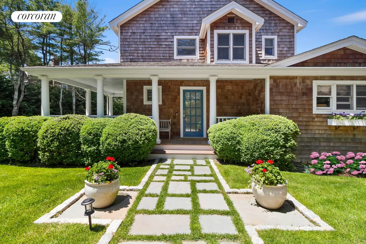 The Hamptons Real Estate | View 114 Narod Blvd | 3 Beds, 3 Baths