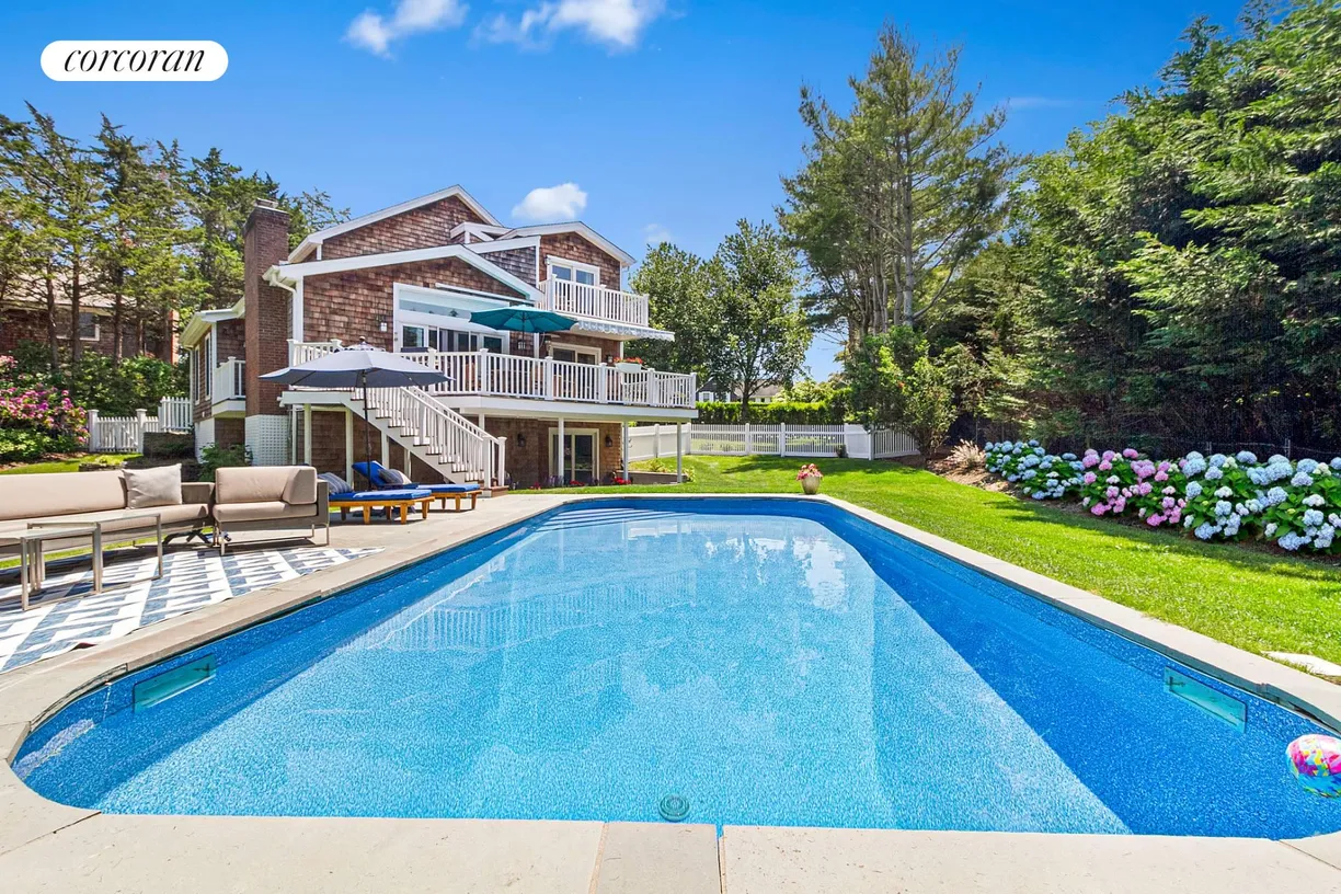 The Hamptons Real Estate | View 114 Narod Blvd | room 1