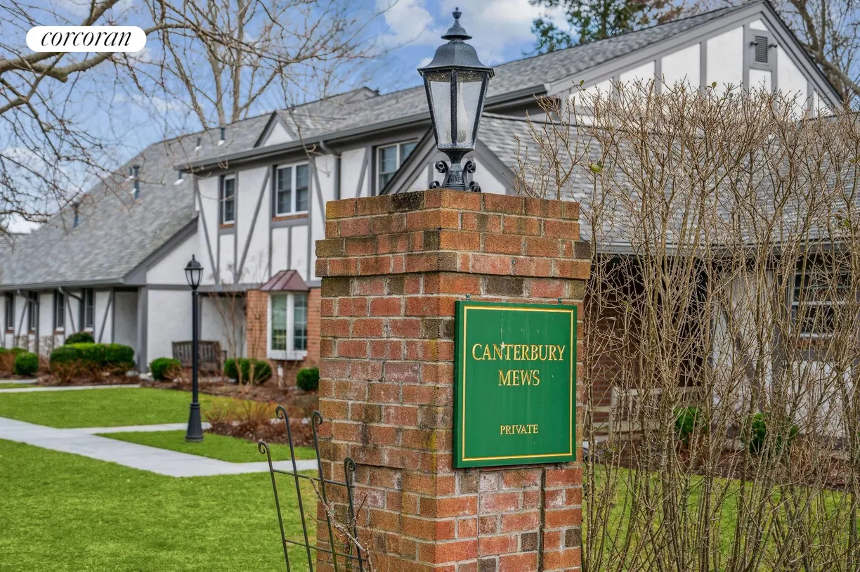 The Hamptons Real Estate | View 10 Leland Lane, Canterbury Mews | 2 Beds, 2 Baths