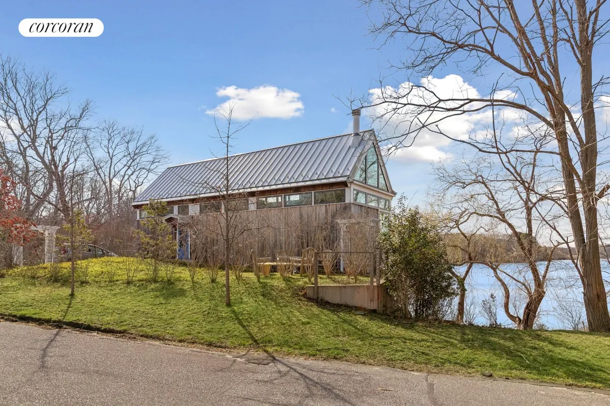 The Hamptons Real Estate | View 33 Lake Side Drive | 2 Beds, 2 Baths