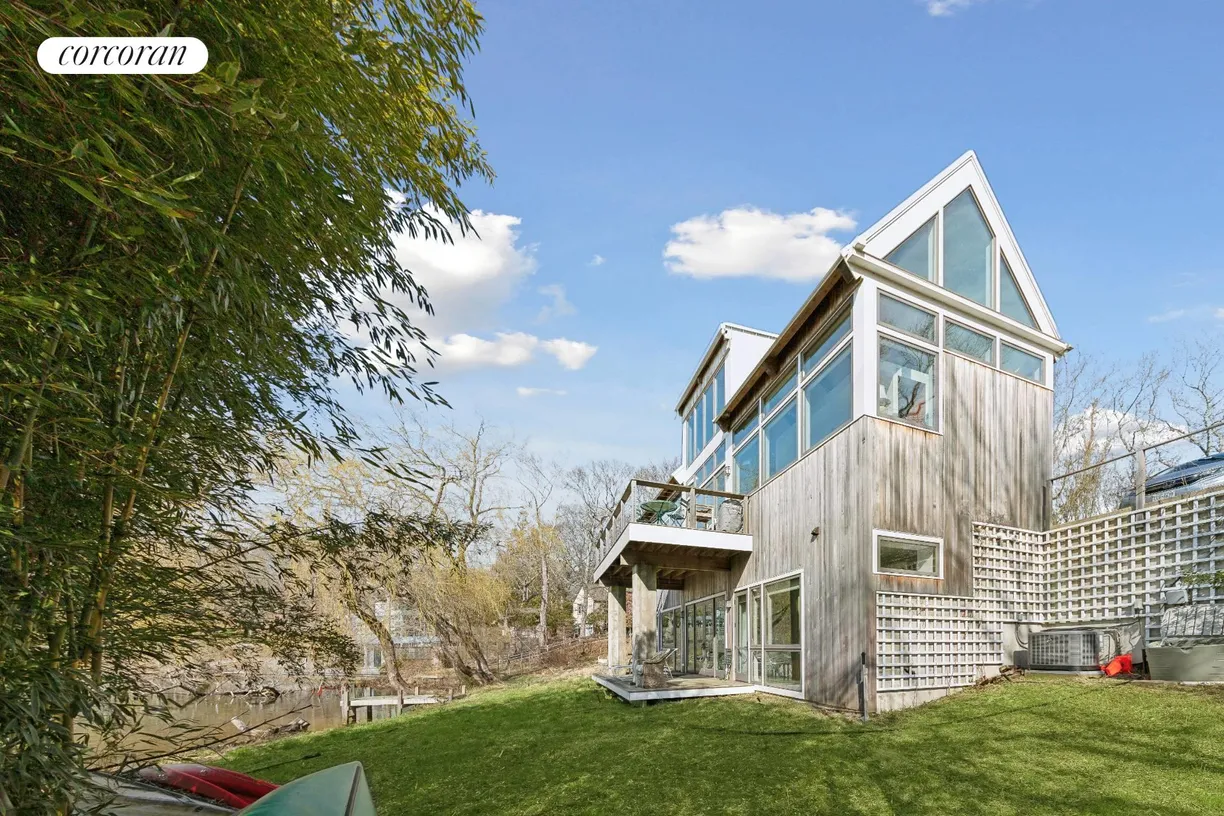 The Hamptons Real Estate | View 33 Lake Side Drive | room 1