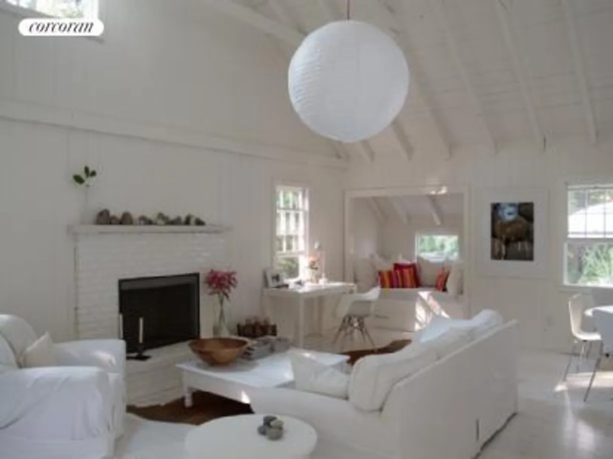 The Hamptons Real Estate | View 53 Sayres Path | 2 Beds, 1 Bath
