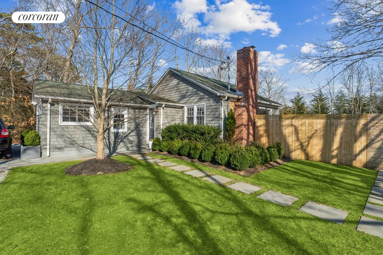 The Hamptons Real Estate | View 689 Main Street | room 2