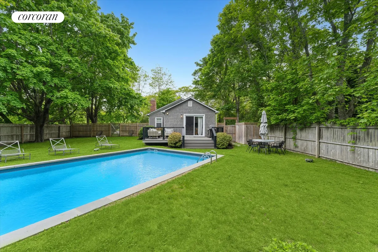 The Hamptons Real Estate | View 689 Main Street | room 1