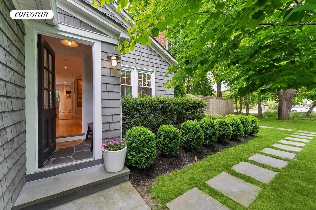 The Hamptons Real Estate | View 689 Main Street | room 2