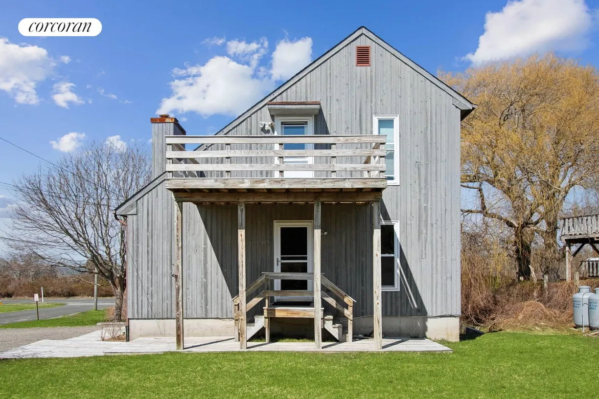 The Hamptons Real Estate | View 105 Benson Drive | Entry