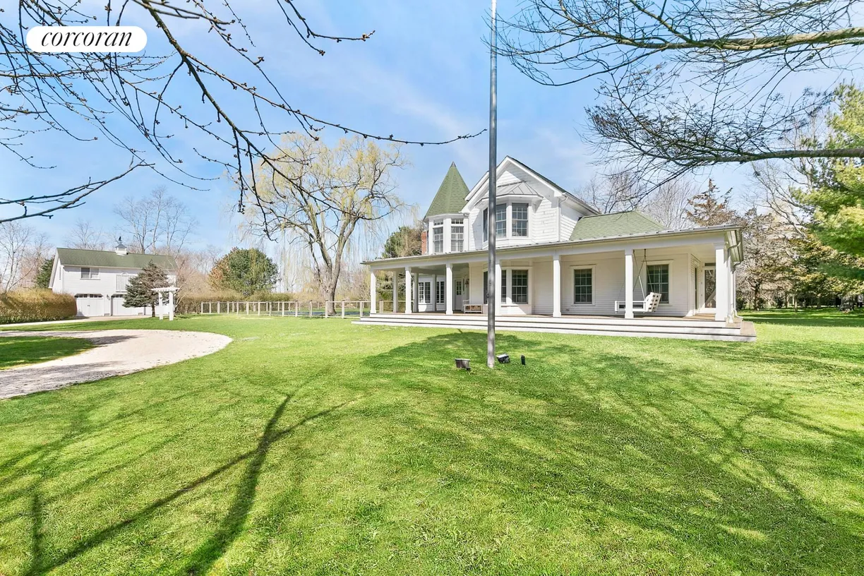The Hamptons Real Estate | View 2 Bonnie Lane | 4 Beds, 3 Baths